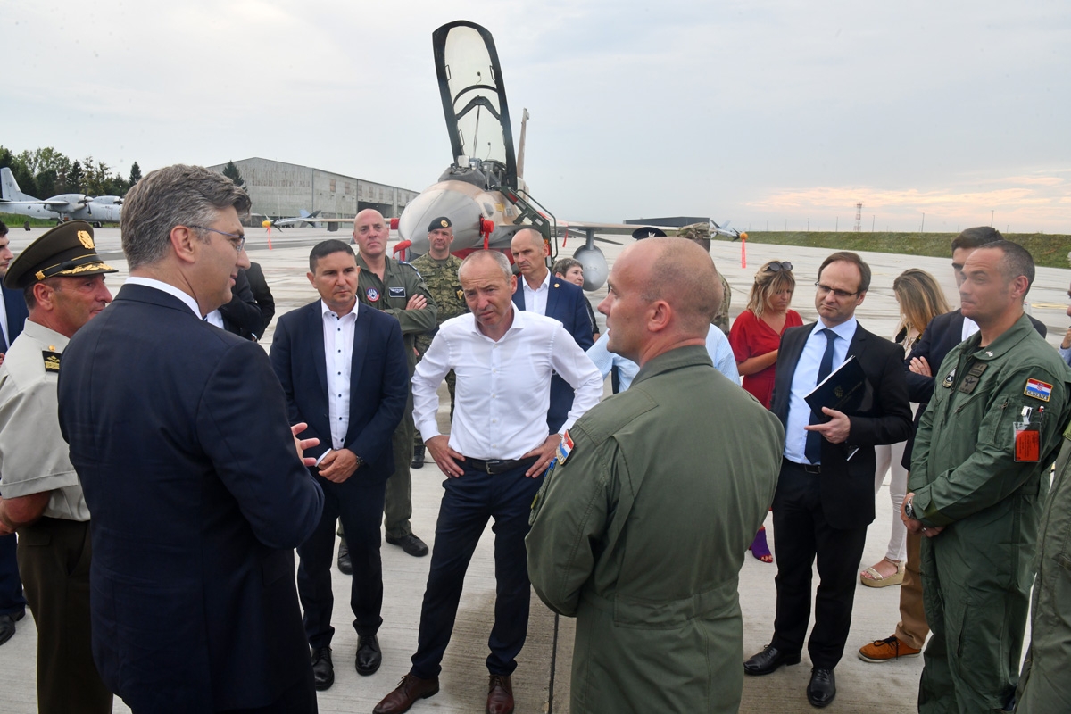 https://www.morh.hr/wp-content/gallery/povijesni-dolazak-aviona-f-16-barak-u-hrvatsku/f16_barak_hrvatska_02082018_24.jpg