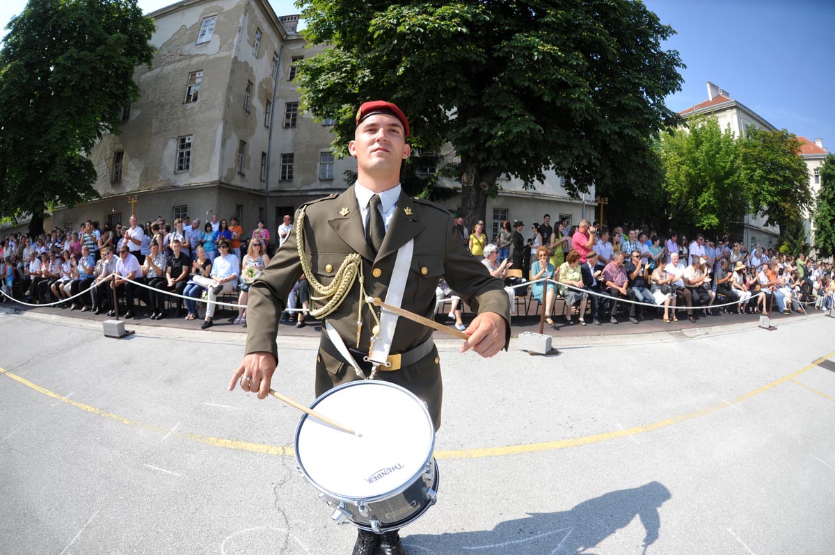 https://www.morh.hr/wp-content/gallery/povodom-dana-dravnosti-na-hvu-petar-zrinski-odrana-sveana-promocija-polaznika-vojnih-kola/dan_drzavnosti_25062012_04.jpg