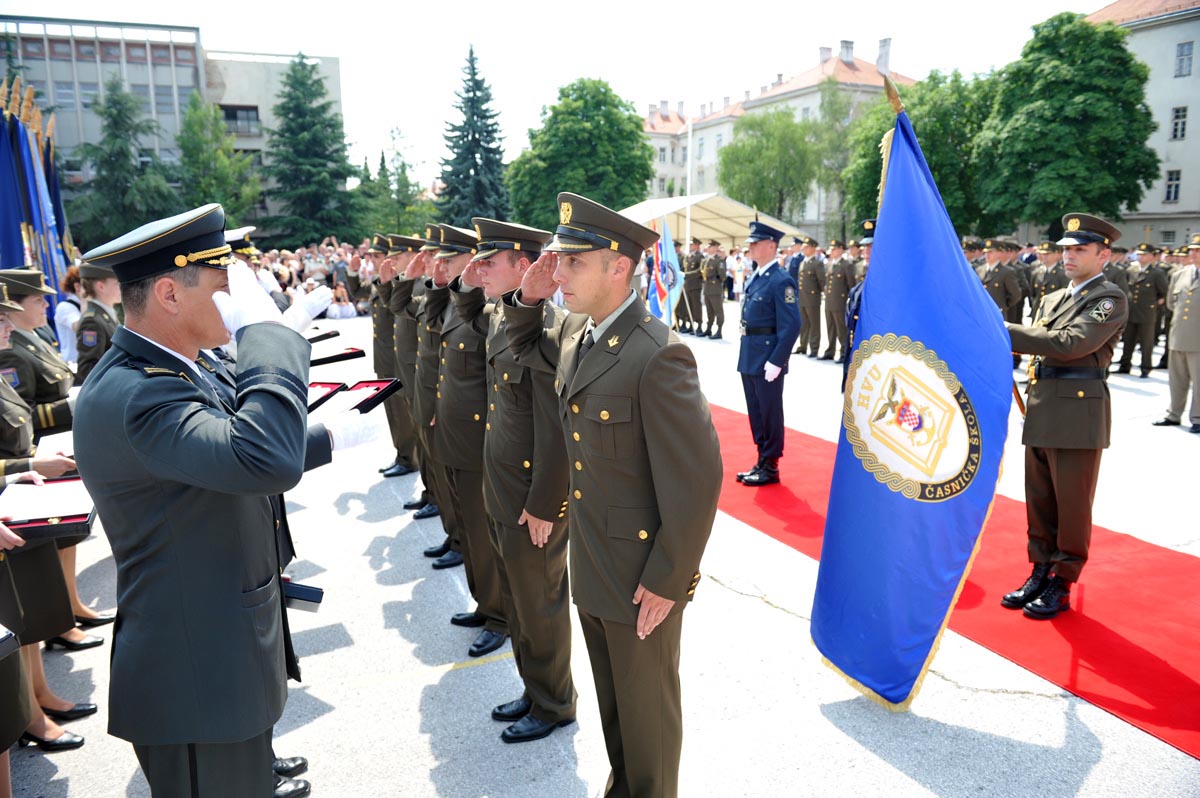 https://www.morh.hr/wp-content/gallery/povodom-dana-dravnosti-na-hvu-petar-zrinski-odrana-sveana-promocija-polaznika-vojnih-kola/dan_drzavnosti_25062012_13.jpg