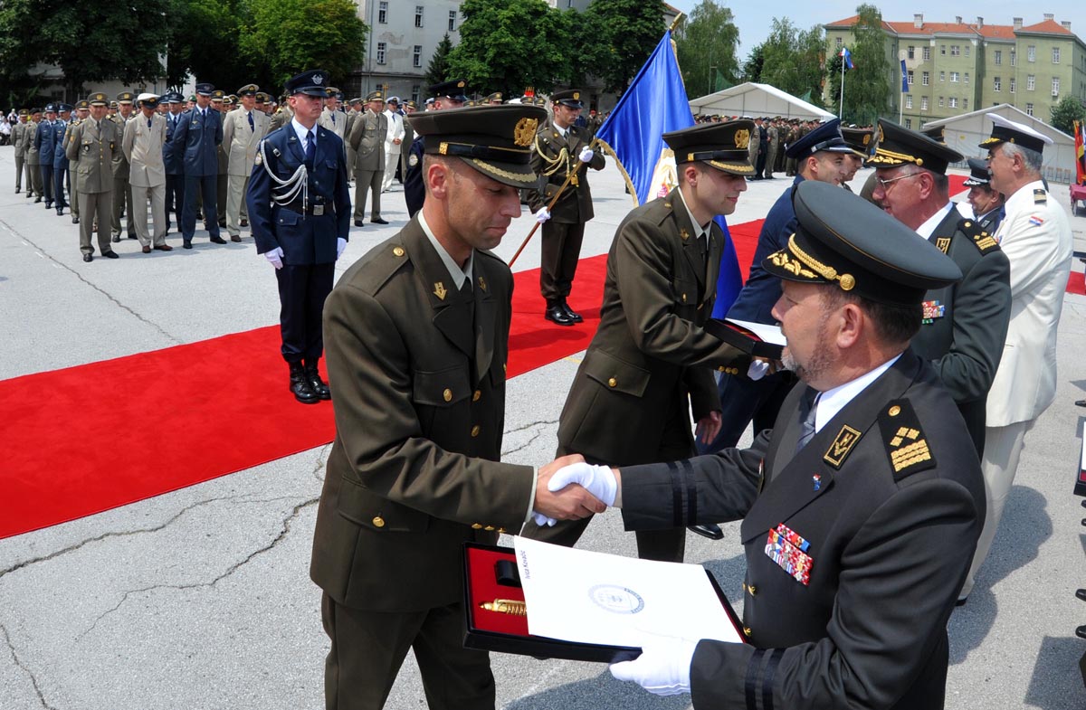 https://www.morh.hr/wp-content/gallery/povodom-dana-dravnosti-na-hvu-petar-zrinski-odrana-sveana-promocija-polaznika-vojnih-kola/dan_drzavnosti_25062012_15.jpg