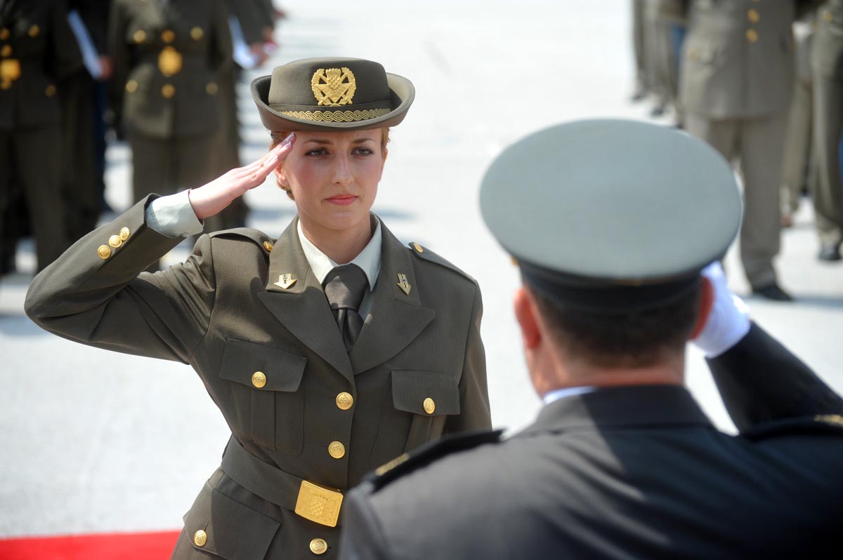 https://www.morh.hr/wp-content/gallery/povodom-dana-dravnosti-na-hvu-petar-zrinski-odrana-sveana-promocija-polaznika-vojnih-kola/dan_drzavnosti_25062012_17.jpg