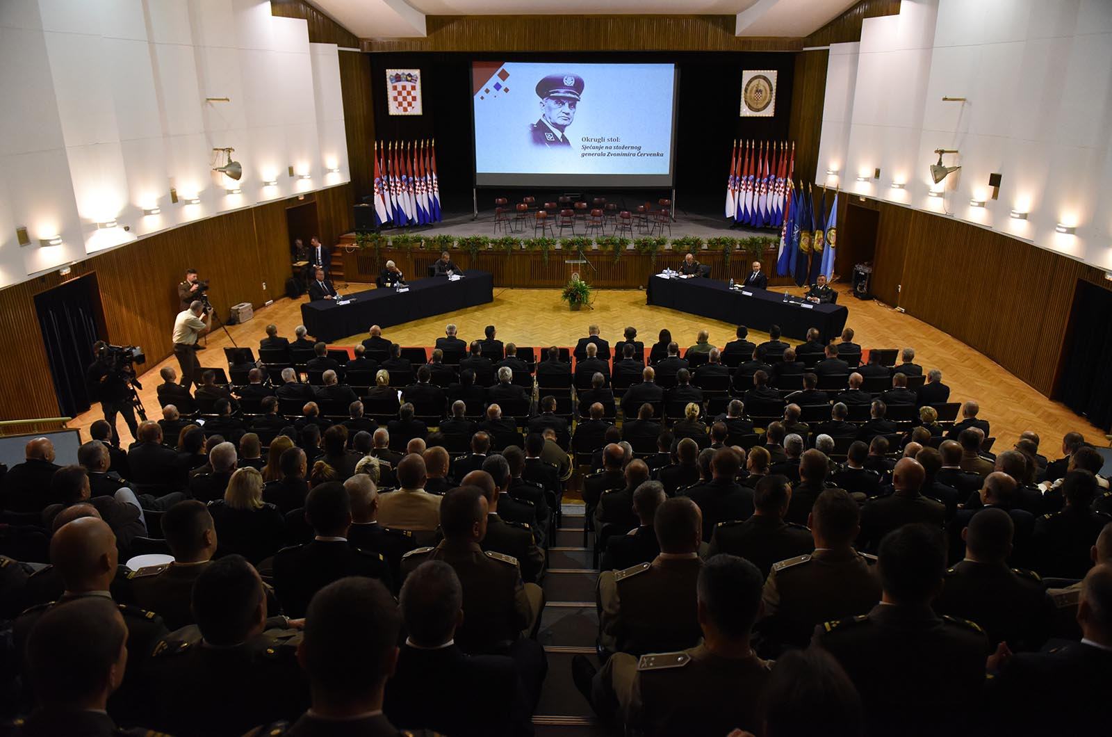 https://www.morh.hr/wp-content/gallery/povodom-dana-glavnog-stozera-odrzan-okrugli-stol-o-generalu-cervenku/okrugli_stol_general_cervenko_190719_09.jpg