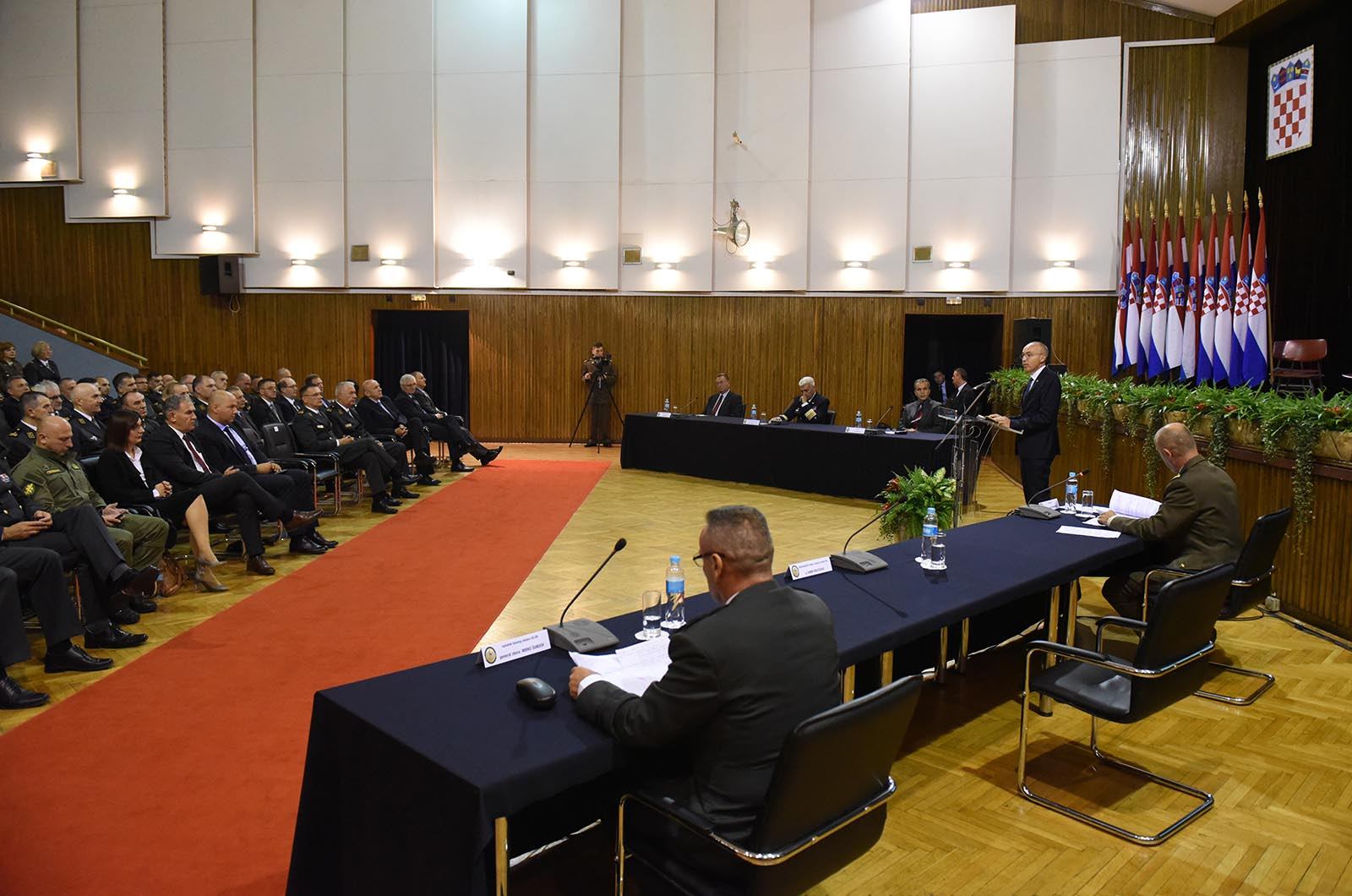 https://www.morh.hr/wp-content/gallery/povodom-dana-glavnog-stozera-odrzan-okrugli-stol-o-generalu-cervenku/okrugli_stol_general_cervenko_190719_13.jpg