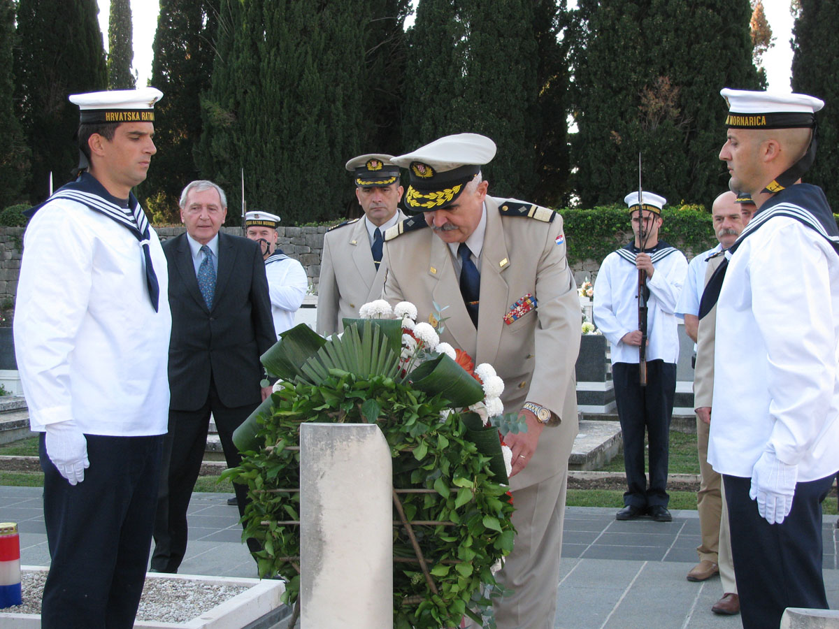 https://www.morh.hr/wp-content/gallery/povodom-dana-neovisnosti-izaslanstvo-hrm-odalo-poast-poginulim-braniteljima-u-domovinskom-ratu/hrm_vijenci_05102012_2.jpg