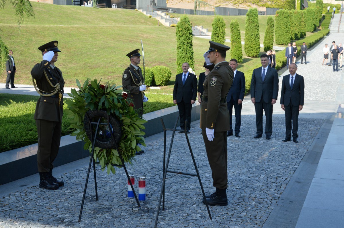 https://www.morh.hr/wp-content/gallery/povodom-dana-pobjede-polozeni-vijenci-na-mirogoju/vlada_04082017_01.jpg