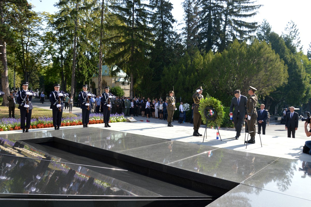 https://www.morh.hr/wp-content/gallery/povodom-dana-pobjede-polozeni-vijenci-na-mirogoju/vlada_04082017_04.jpg