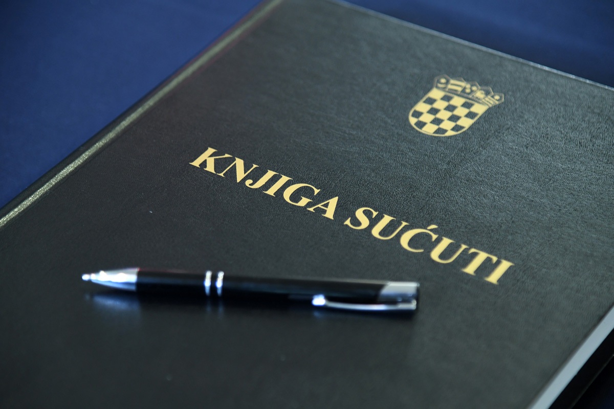 https://www.morh.hr/wp-content/gallery/povodom-smrtnog-stradavanja-pilota-helikoptera-u-morh-u-otvorene-knjige-zalosti/d51_8091.jpg