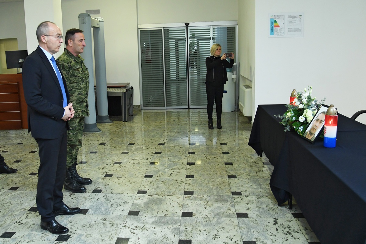 https://www.morh.hr/wp-content/gallery/povodom-smrtnog-stradavanja-pilota-helikoptera-u-morh-u-otvorene-knjige-zalosti/d51_8143.jpg