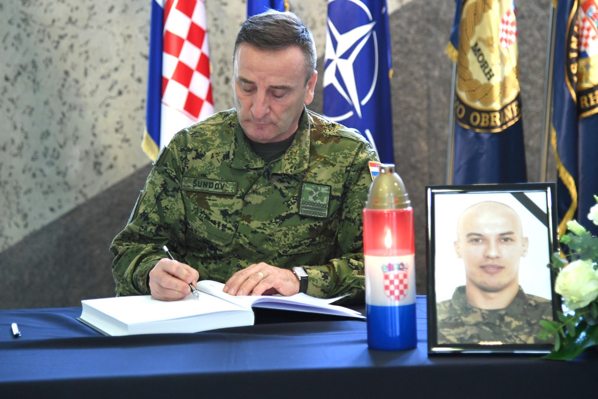 https://www.morh.hr/wp-content/gallery/povodom-smrtnog-stradavanja-pilota-helikoptera-u-morh-u-otvorene-knjige-zalosti/d51_8187.jpg
