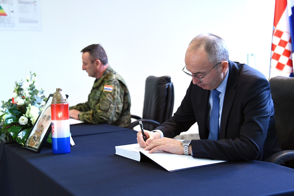 https://www.morh.hr/wp-content/gallery/povodom-smrtnog-stradavanja-pilota-helikoptera-u-morh-u-otvorene-knjige-zalosti/d51_8197.jpg