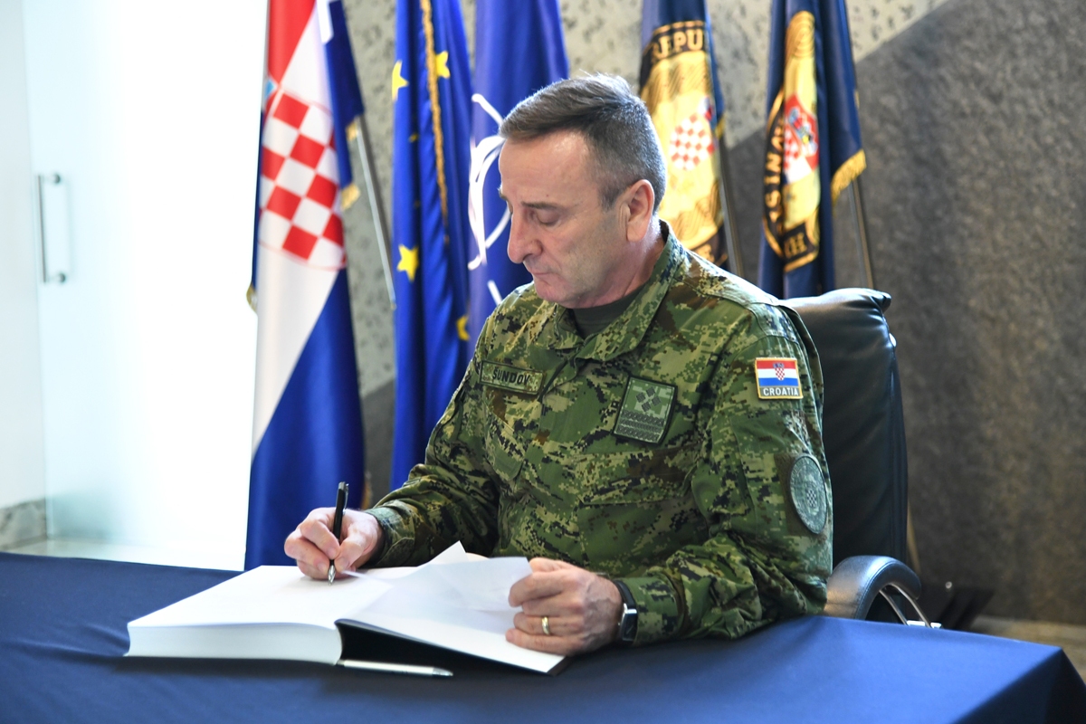 https://www.morh.hr/wp-content/gallery/povodom-smrtnog-stradavanja-pilota-helikoptera-u-morh-u-otvorene-knjige-zalosti/d51_8245.jpg