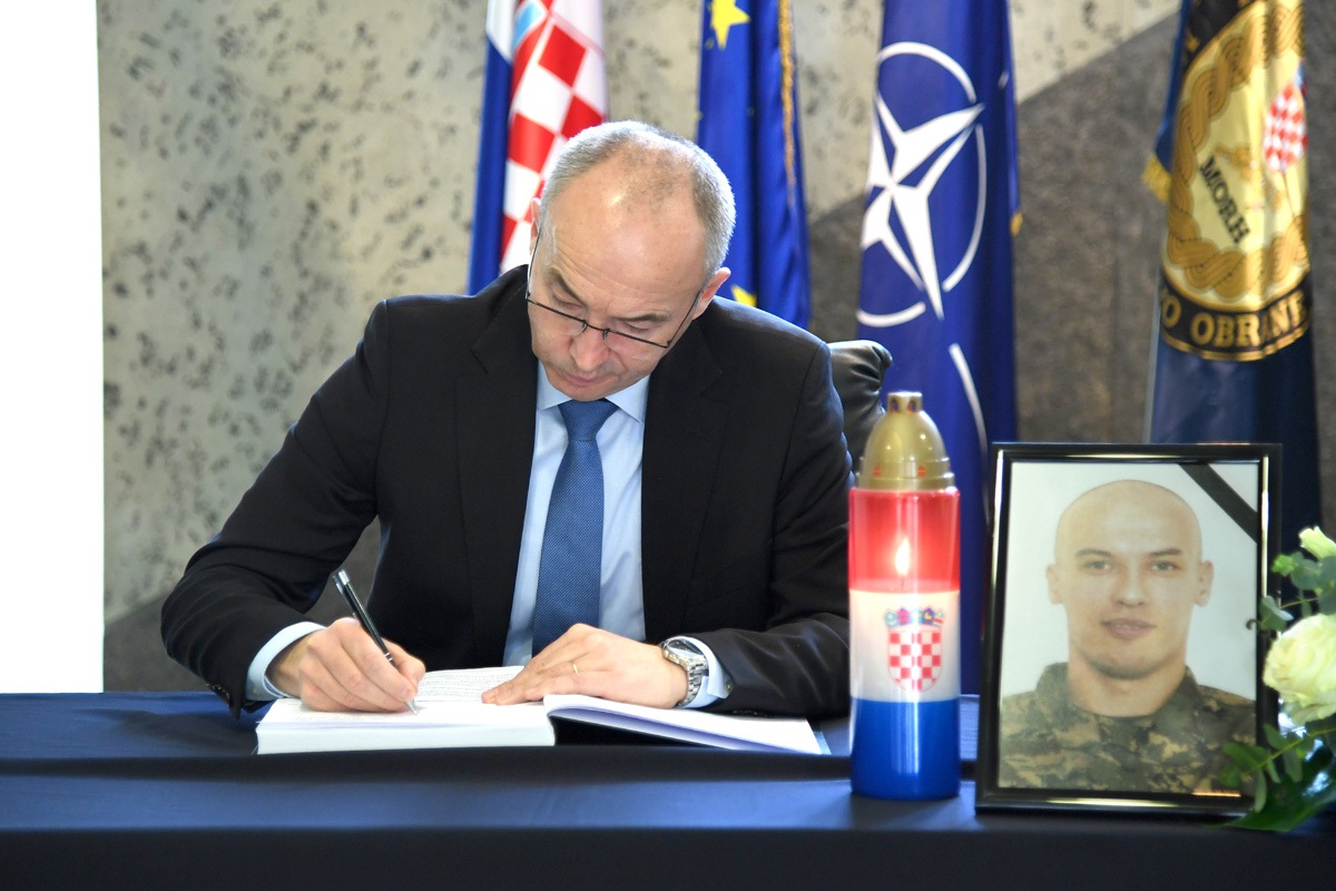 https://www.morh.hr/wp-content/gallery/povodom-smrtnog-stradavanja-pilota-helikoptera-u-morh-u-otvorene-knjige-zalosti/d51_8260.jpg