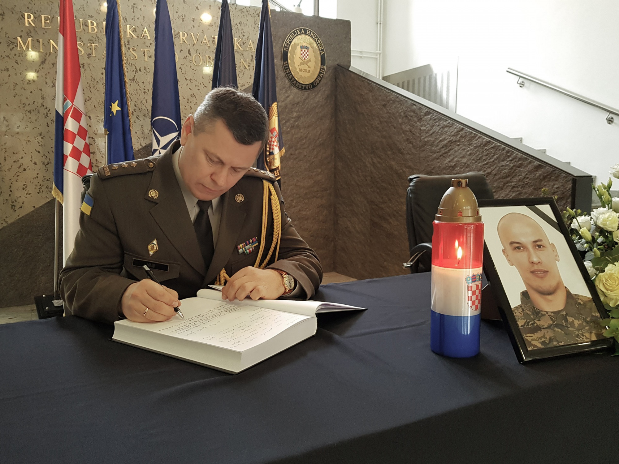 https://www.morh.hr/wp-content/gallery/povodom-smrtnog-stradavanja-pilota-helikoptera-u-morh-u-otvorene-knjige-zalosti/psx_20200128_105950.jpg