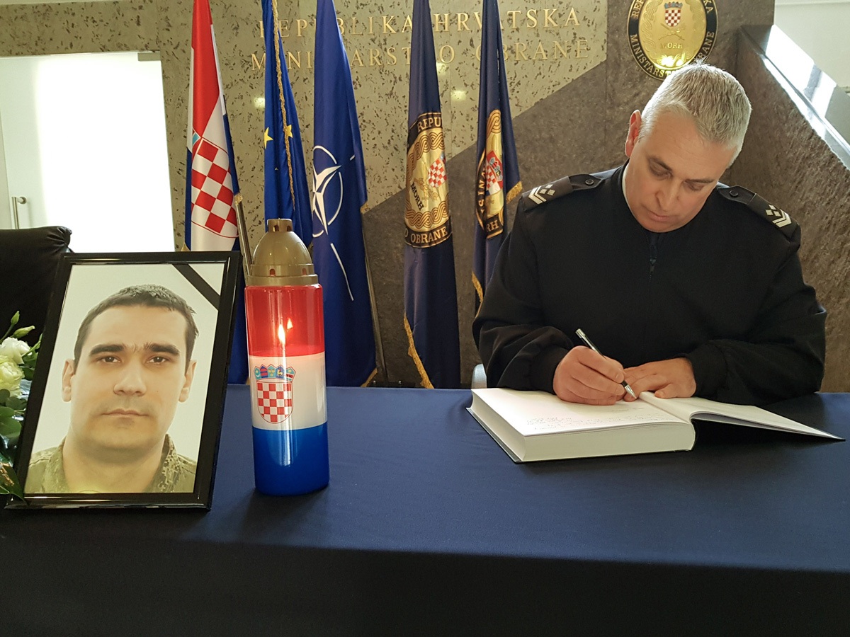 https://www.morh.hr/wp-content/gallery/povodom-smrtnog-stradavanja-pilota-helikoptera-u-morh-u-otvorene-knjige-zalosti/psx_20200128_110046.jpg