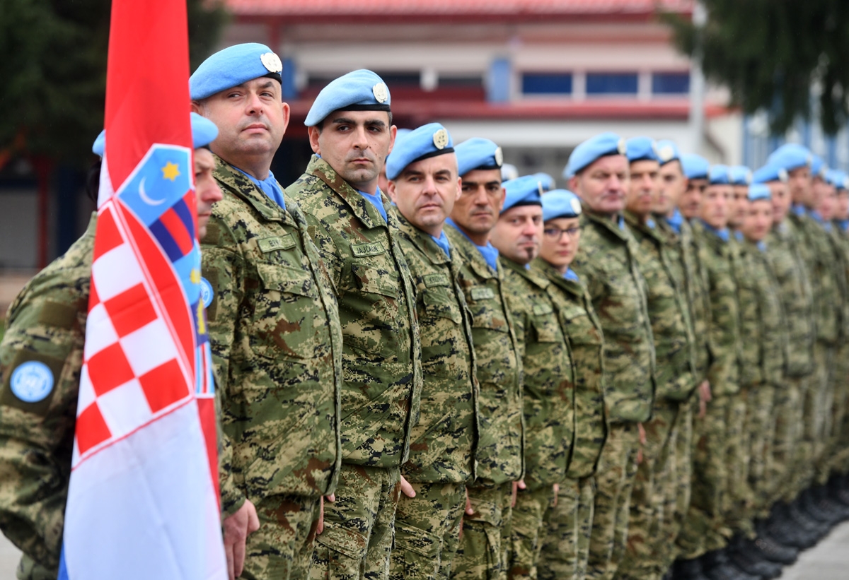 https://www.morh.hr/wp-content/gallery/povratak-1-hrvcon-a-unifil-iz-operacije-un-a-u-libanonu/docek_1hrvcon_unifil_22112018_08.jpg
