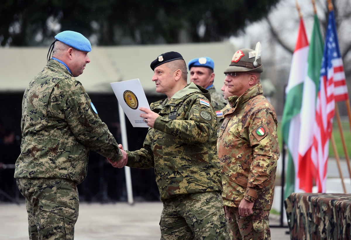 https://www.morh.hr/wp-content/gallery/povratak-1-hrvcon-a-unifil-iz-operacije-un-a-u-libanonu/docek_1hrvcon_unifil_22112018_21.jpg