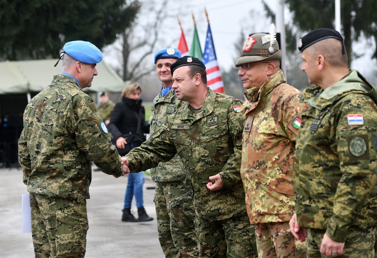 https://www.morh.hr/wp-content/gallery/povratak-1-hrvcon-a-unifil-iz-operacije-un-a-u-libanonu/docek_1hrvcon_unifil_22112018_22.jpg