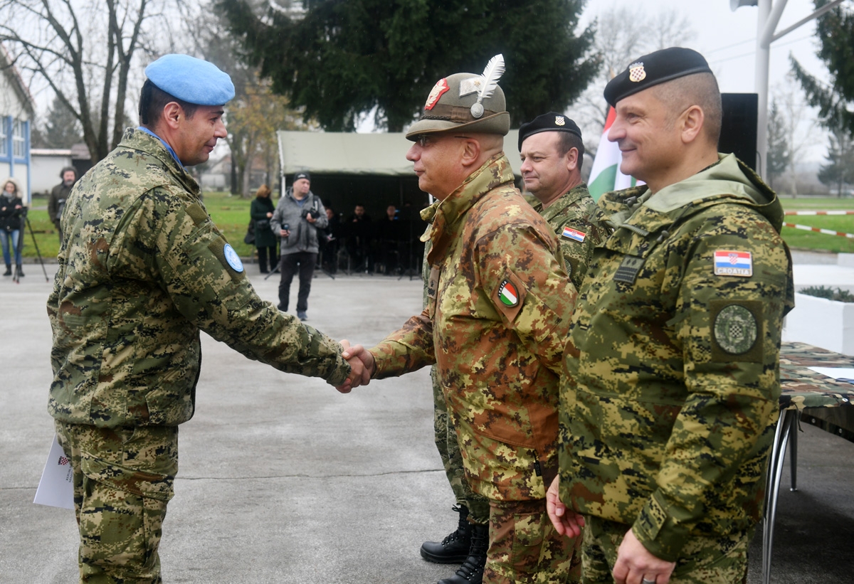 https://www.morh.hr/wp-content/gallery/povratak-1-hrvcon-a-unifil-iz-operacije-un-a-u-libanonu/docek_1hrvcon_unifil_22112018_23.jpg