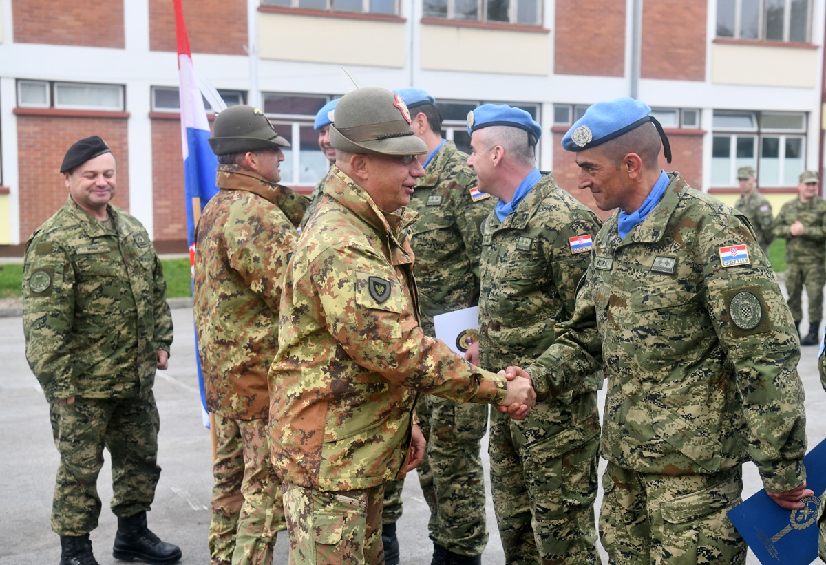 https://www.morh.hr/wp-content/gallery/povratak-1-hrvcon-a-unifil-iz-operacije-un-a-u-libanonu/docek_1hrvcon_unifil_22112018_27.jpg