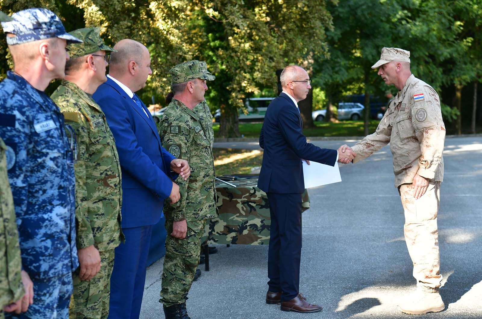 https://www.morh.hr/wp-content/gallery/povratak-10-hrvcon-a-iz-misije-resolute-support-u-afganistanu/10_hrvcon_resolute_support_nato_170919_19.jpg