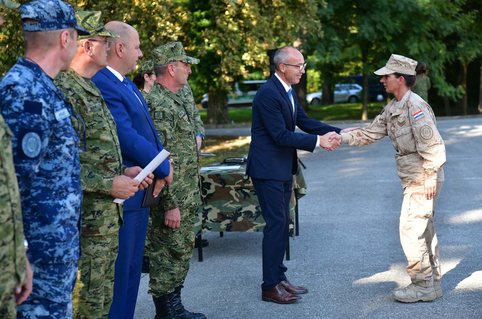 https://www.morh.hr/wp-content/gallery/povratak-10-hrvcon-a-iz-misije-resolute-support-u-afganistanu/10_hrvcon_resolute_support_nato_170919_23.jpg