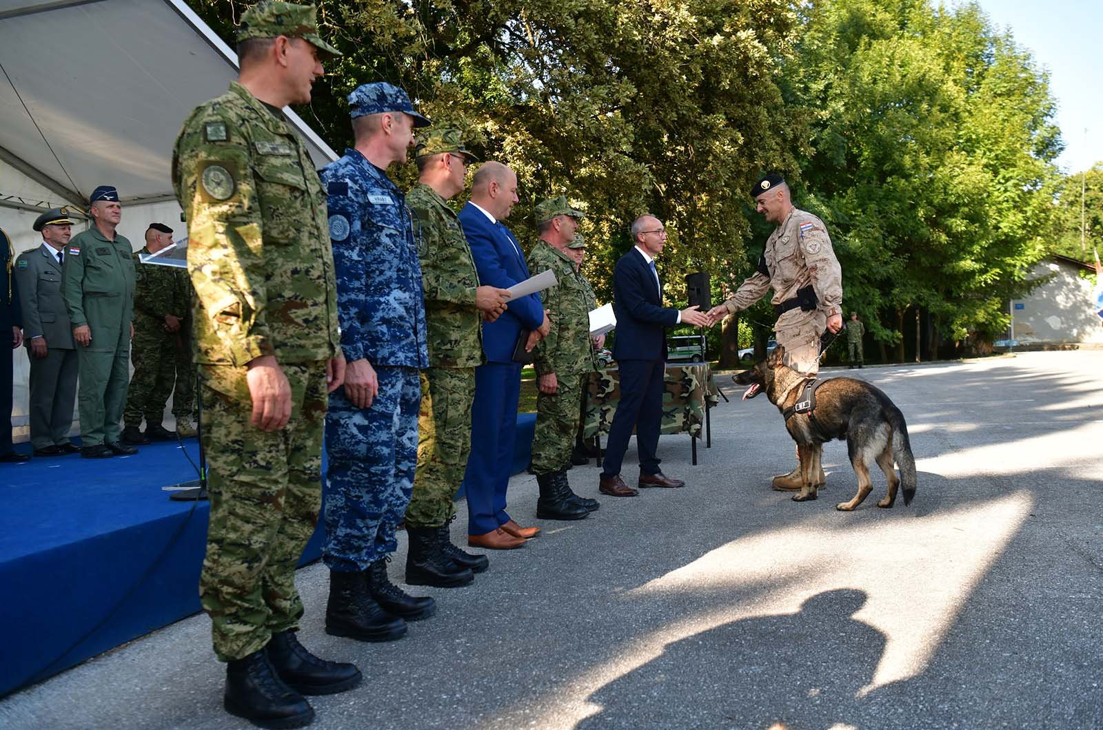 https://www.morh.hr/wp-content/gallery/povratak-10-hrvcon-a-iz-misije-resolute-support-u-afganistanu/10_hrvcon_resolute_support_nato_170919_24.jpg