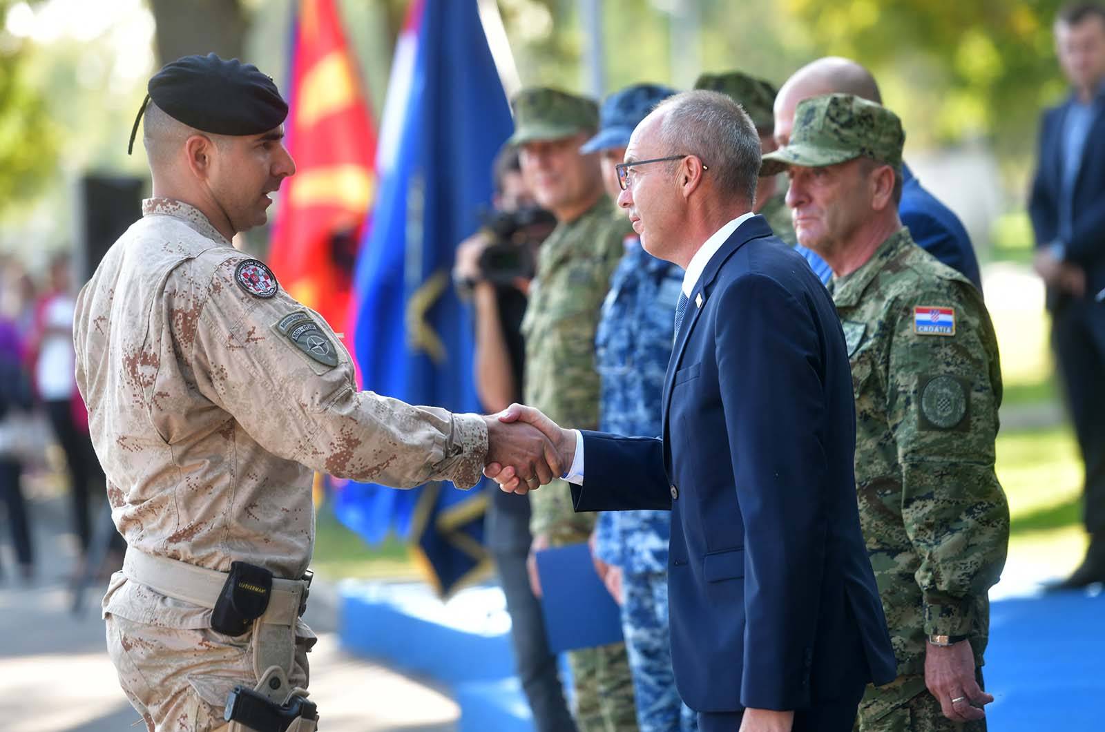 https://www.morh.hr/wp-content/gallery/povratak-10-hrvcon-a-iz-misije-resolute-support-u-afganistanu/10_hrvcon_resolute_support_nato_170919_26.jpg