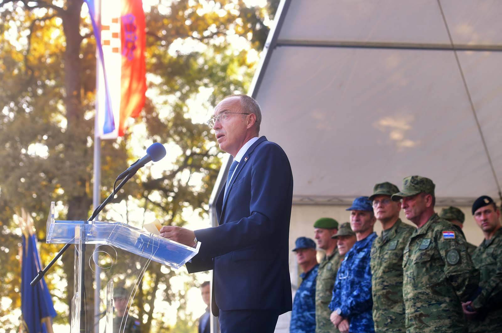 https://www.morh.hr/wp-content/gallery/povratak-10-hrvcon-a-iz-misije-resolute-support-u-afganistanu/10_hrvcon_resolute_support_nato_170919_35.jpg