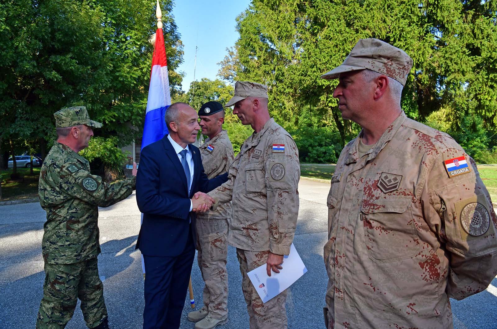 https://www.morh.hr/wp-content/gallery/povratak-10-hrvcon-a-iz-misije-resolute-support-u-afganistanu/10_hrvcon_resolute_support_nato_170919_37.jpg