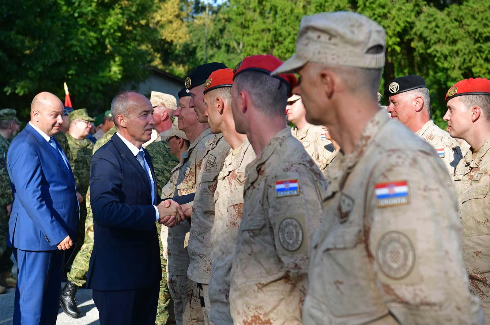 https://www.morh.hr/wp-content/gallery/povratak-10-hrvcon-a-iz-misije-resolute-support-u-afganistanu/10_hrvcon_resolute_support_nato_170919_38.jpg