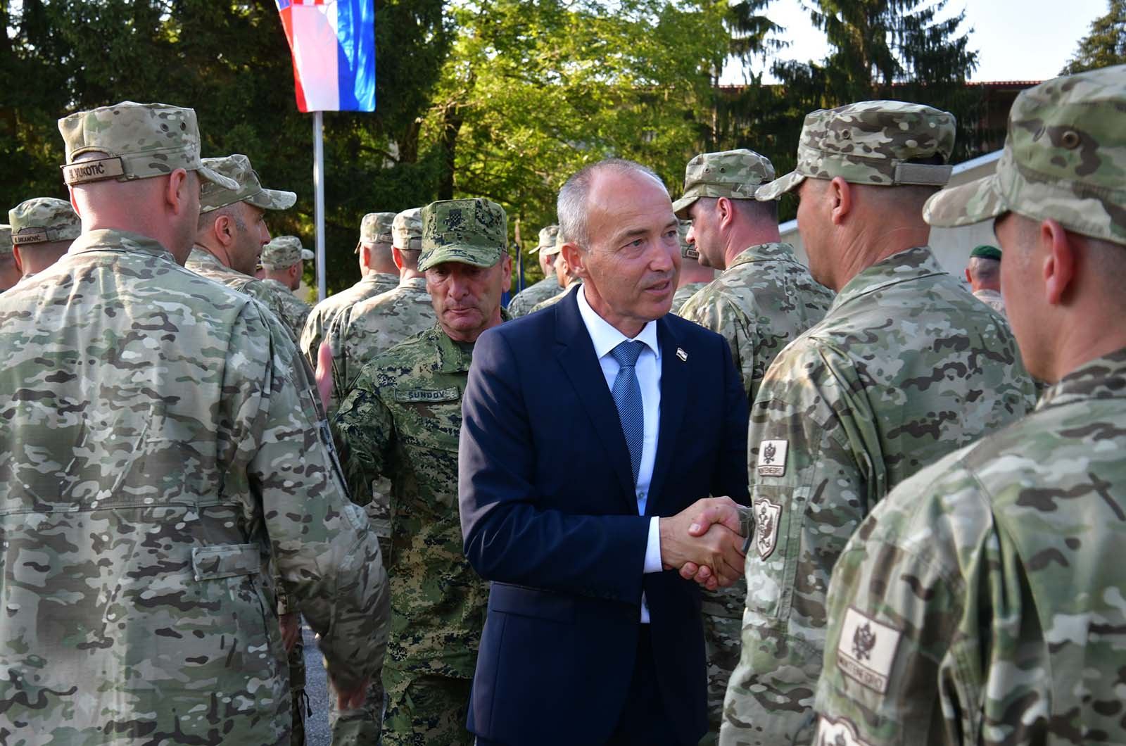 https://www.morh.hr/wp-content/gallery/povratak-10-hrvcon-a-iz-misije-resolute-support-u-afganistanu/10_hrvcon_resolute_support_nato_170919_39.jpg