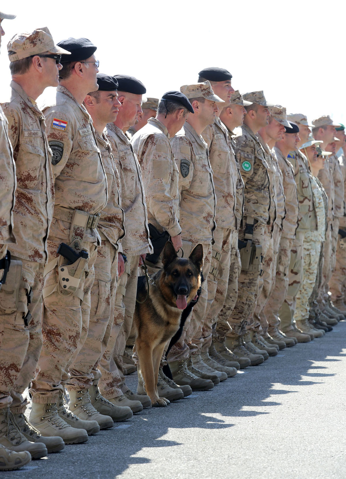 https://www.morh.hr/wp-content/gallery/povratak-5-hrvatskog-kontingenta-iz-misije-resolute-support/hrvcon_17032017_14.jpg