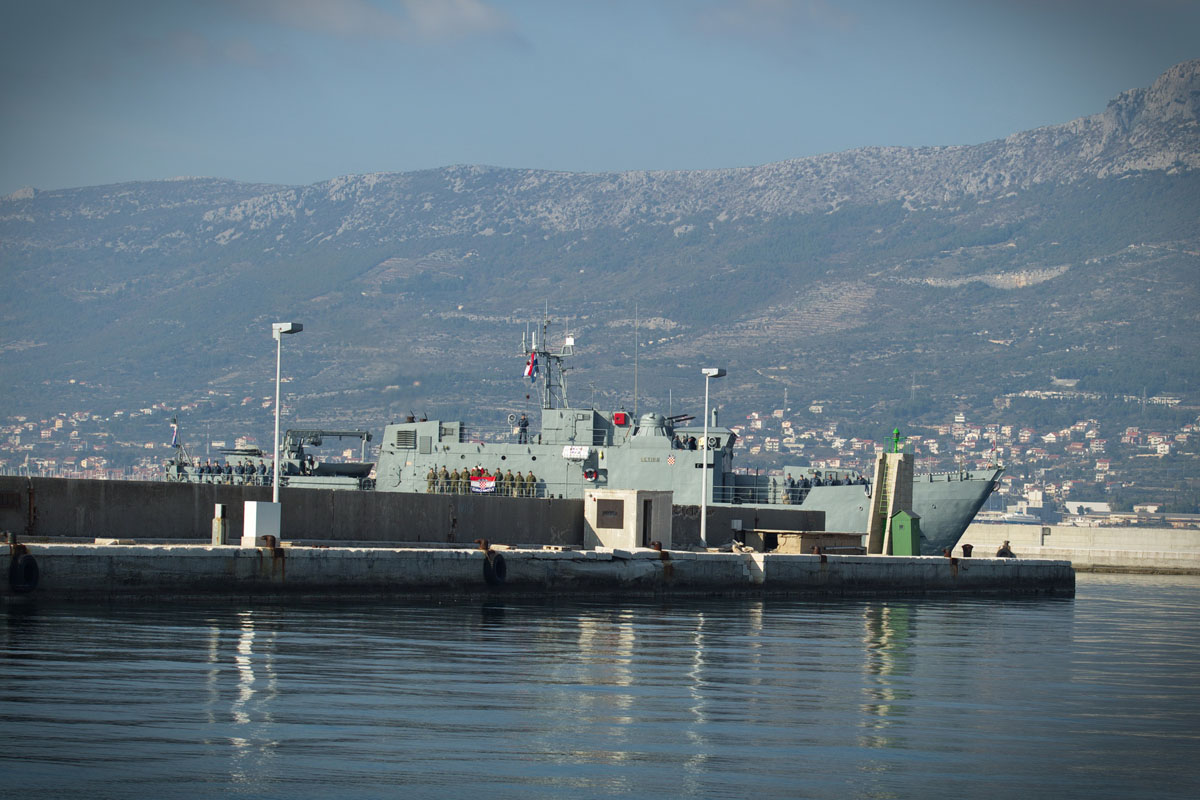 https://www.morh.hr/wp-content/gallery/povratak-brodova-hrm-a-s-nato-vjezbe-u-spanjolskoj/povratak_13112015_05.jpg
