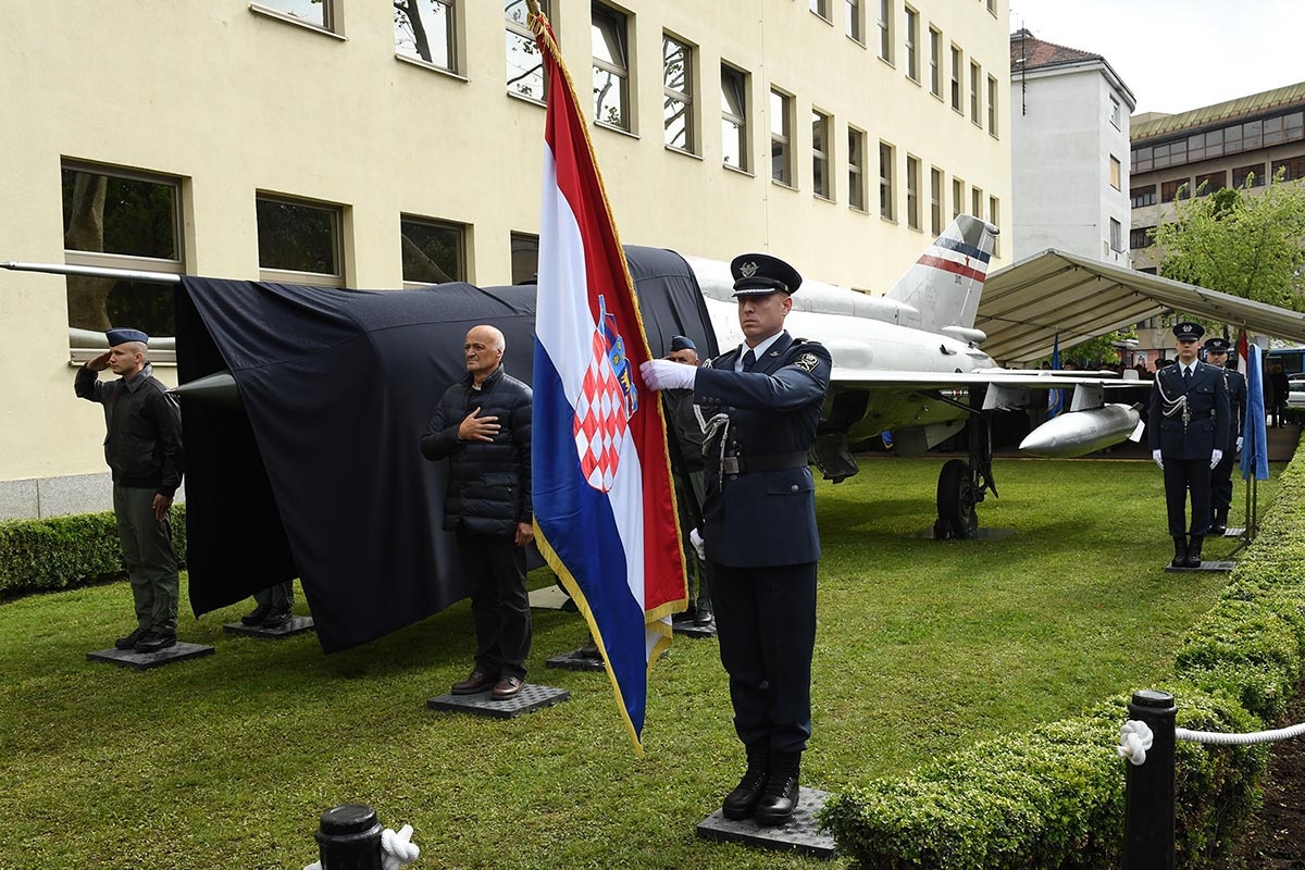 https://www.morh.hr/wp-content/gallery/povratak-pobjednika-peresinov-mig-21-otkriven-ispred-morh-a/povratak_pobjednik_12052019_06.jpg