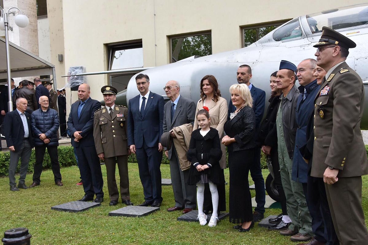 https://www.morh.hr/wp-content/gallery/povratak-pobjednika-peresinov-mig-21-otkriven-ispred-morh-a/povratak_pobjednik_12052019_26.jpg