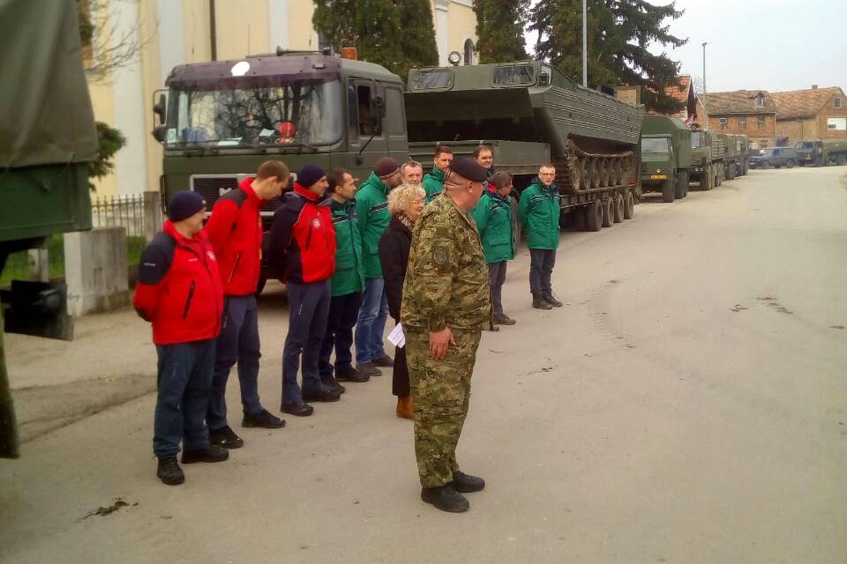 https://www.morh.hr/wp-content/gallery/povratak-vojnika-iz-poplavljenih-podrucja-u-svoje-postrojbe/poplave_26032018_4.jpg