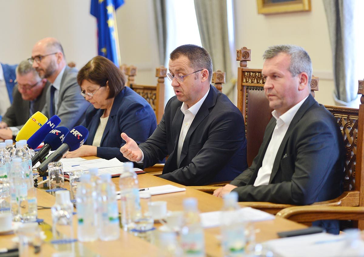 https://www.morh.hr/wp-content/gallery/pozitivno-misljenje-odbora-za-obranu-za-novi-proces-nabave-vba/saborski_odbor_03062019_07.jpg