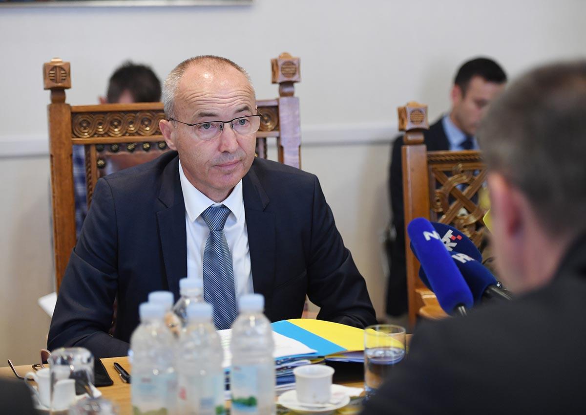 https://www.morh.hr/wp-content/gallery/pozitivno-misljenje-odbora-za-obranu-za-novi-proces-nabave-vba/saborski_odbor_03062019_08.jpg