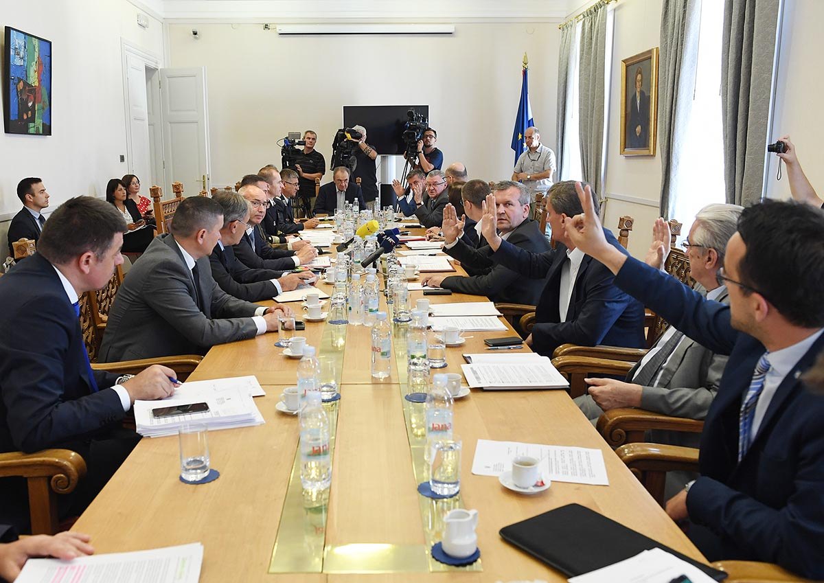 https://www.morh.hr/wp-content/gallery/pozitivno-misljenje-odbora-za-obranu-za-novi-proces-nabave-vba/saborski_odbor_03062019_17.jpg
