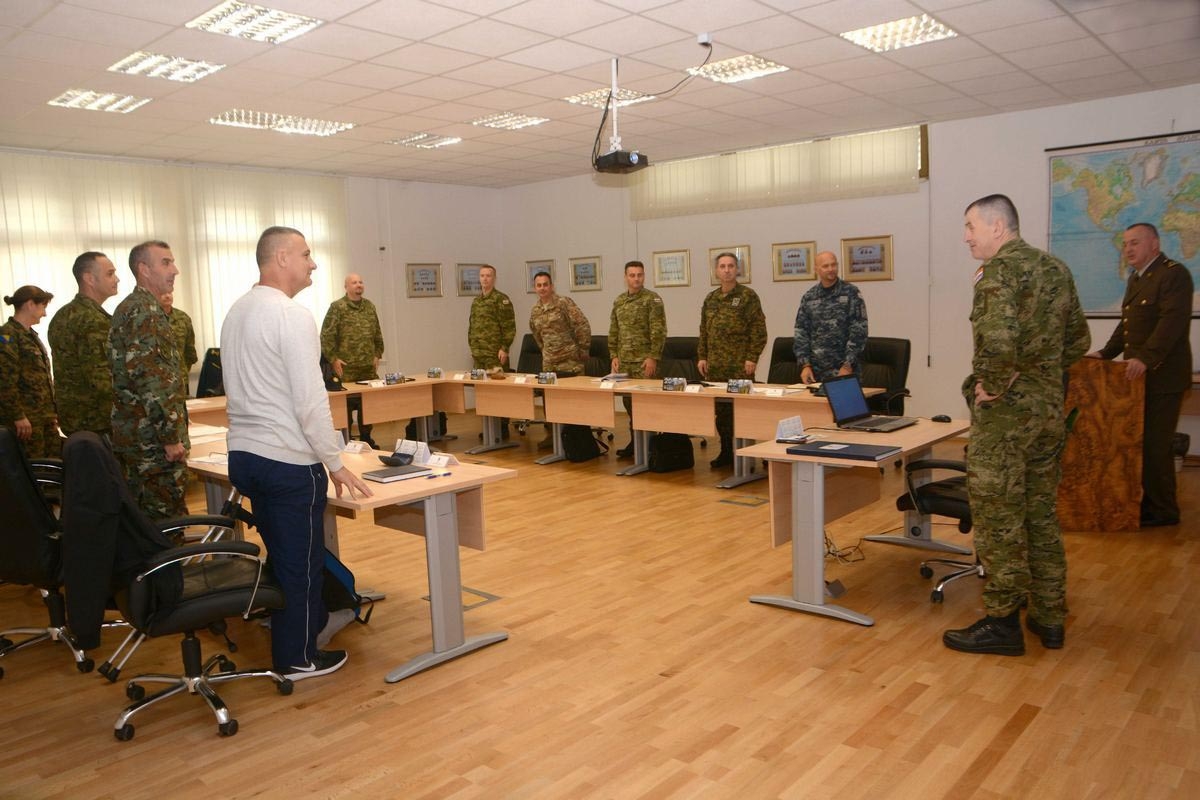 https://www.morh.hr/wp-content/gallery/predavanje-generala-zivanovica-polaznicima-ratne-skole/ratna_skola_04102018_1.jpg