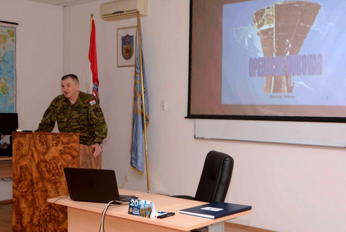 https://www.morh.hr/wp-content/gallery/predavanje-generala-zivanovica-polaznicima-ratne-skole/ratna_skola_04102018_6.jpg