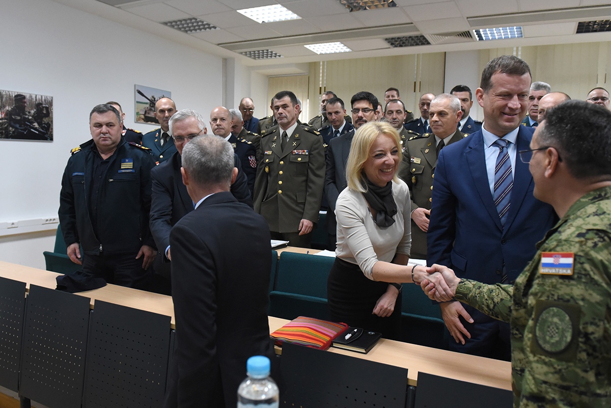 https://www.morh.hr/wp-content/gallery/predavanje-ministra-krsticevica-polaznicima-ratne-skole-na-temu-domovinske-sigurnosti/ratna_skola_25112019_02.jpg