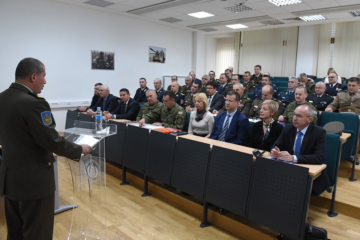 https://www.morh.hr/wp-content/gallery/predavanje-ministra-krsticevica-polaznicima-ratne-skole-na-temu-domovinske-sigurnosti/ratna_skola_25112019_03.jpg