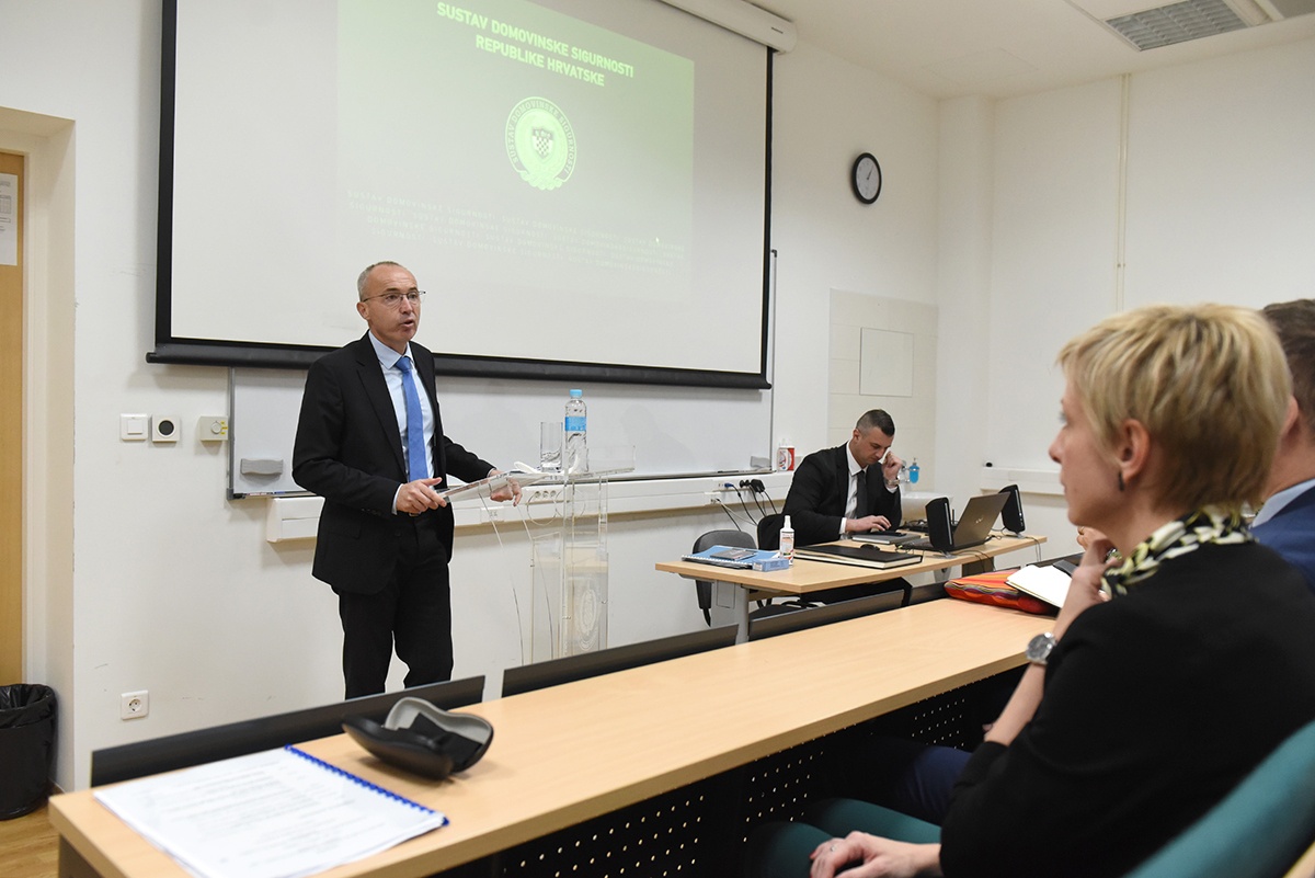 https://www.morh.hr/wp-content/gallery/predavanje-ministra-krsticevica-polaznicima-ratne-skole-na-temu-domovinske-sigurnosti/ratna_skola_25112019_04.jpg