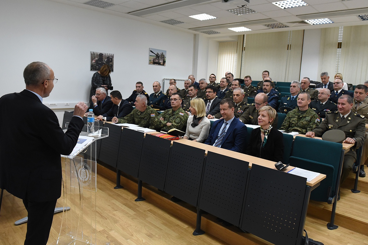 https://www.morh.hr/wp-content/gallery/predavanje-ministra-krsticevica-polaznicima-ratne-skole-na-temu-domovinske-sigurnosti/ratna_skola_25112019_05.jpg