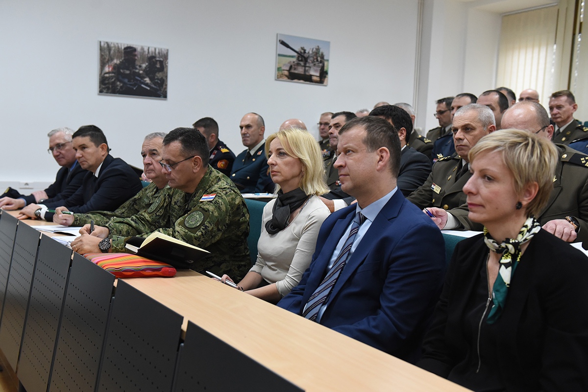 https://www.morh.hr/wp-content/gallery/predavanje-ministra-krsticevica-polaznicima-ratne-skole-na-temu-domovinske-sigurnosti/ratna_skola_25112019_06.jpg