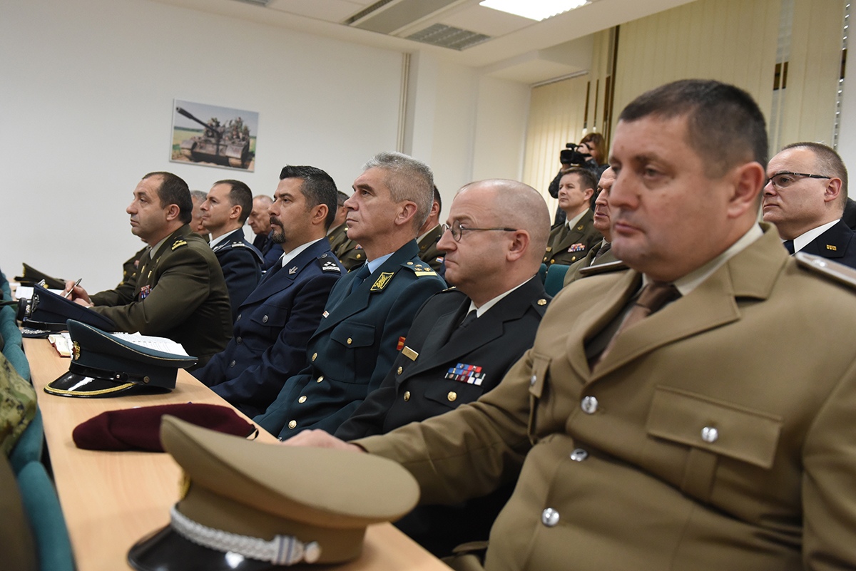 https://www.morh.hr/wp-content/gallery/predavanje-ministra-krsticevica-polaznicima-ratne-skole-na-temu-domovinske-sigurnosti/ratna_skola_25112019_07.jpg