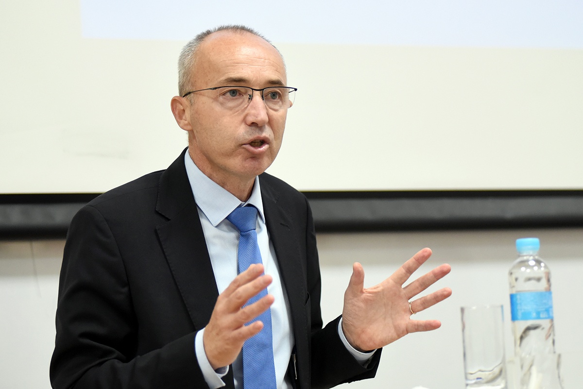 https://www.morh.hr/wp-content/gallery/predavanje-ministra-krsticevica-polaznicima-ratne-skole-na-temu-domovinske-sigurnosti/ratna_skola_25112019_08.jpg