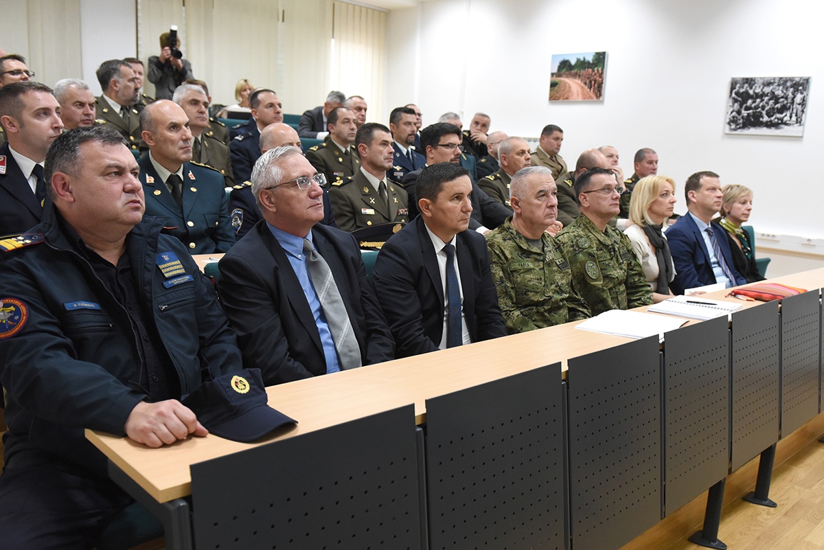 https://www.morh.hr/wp-content/gallery/predavanje-ministra-krsticevica-polaznicima-ratne-skole-na-temu-domovinske-sigurnosti/ratna_skola_25112019_10.jpg