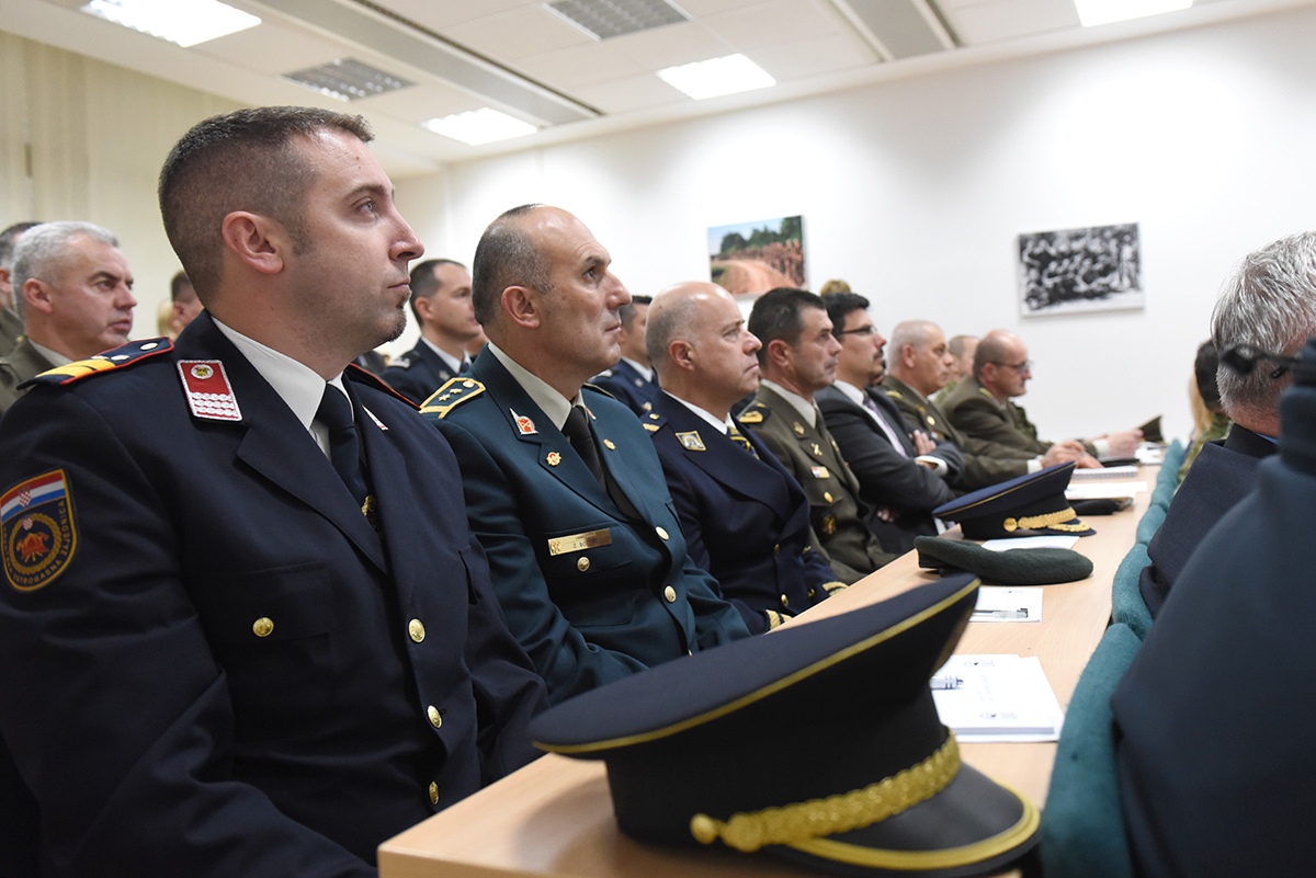 https://www.morh.hr/wp-content/gallery/predavanje-ministra-krsticevica-polaznicima-ratne-skole-na-temu-domovinske-sigurnosti/ratna_skola_25112019_11.jpg